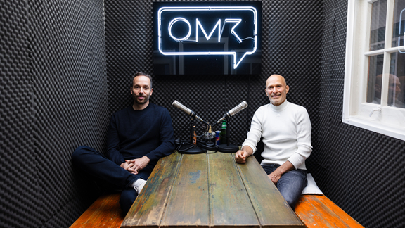 Zwei Personen in einem Aufnahme-Studio mit Mikrofonen, kein BORA Produkt sichtbar.